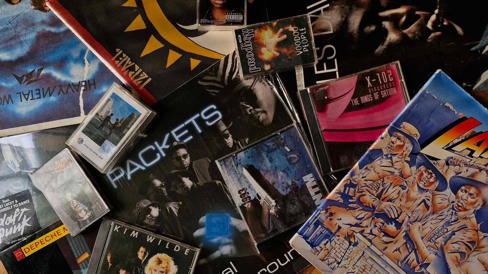 Na zdjęciu znajduje się wiele płyt, kaset i winyli.