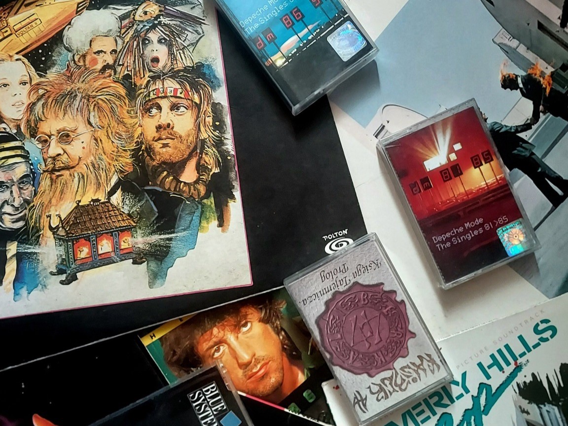 Opakowania płyt i kaset leżą na stole.