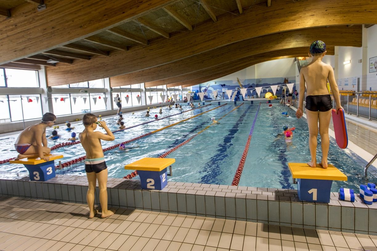 Dzieci na pływalni.