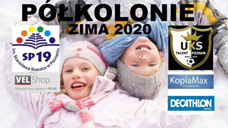 2 dzieci leży na śniegu. Dotykaja sie głowami.