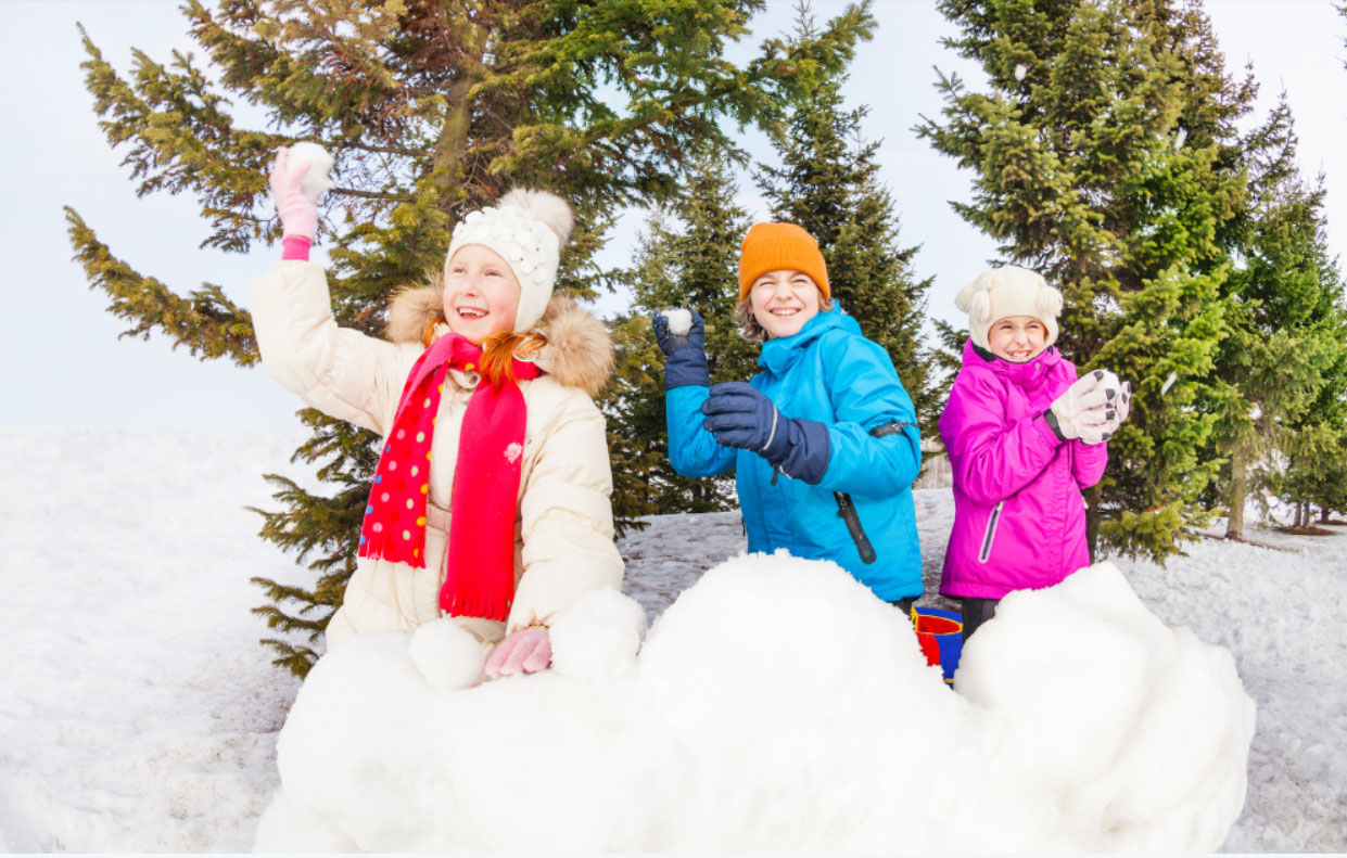 Trzy dziewczynki na śniegu.