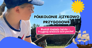 Plakat, który reklamuje letnie półkolonie jezykowo-przygodowe. Zdjęcie dziecka w czapce z daszkiem, rysunek słońca i żaglowca.