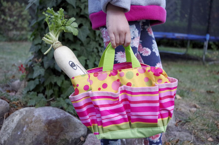 pomalowana rzodkiew w kolorowej torbie