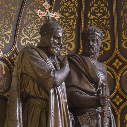 Pomnik w Złotej Kaplicy, postacie w cieniu