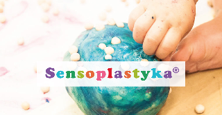 Plakat, rączki dziecka bawią się plasteliną, przyklejają białe kuleczki do dużej kuli. Na środku kolorowy napis Sensoplastyka.
