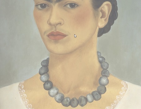 kobieta w związanych w kok ciemnych włosach. Kobieta ma jasną koszulę z koronkowym wykończeniem i naszyjnik z ciemnych korali. Tło jest ciemnoszare.