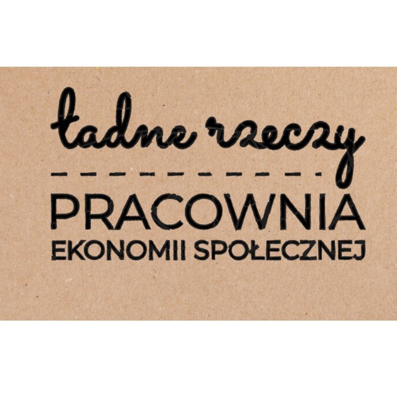 Logo: tekst "Pracownia Ekonomii Społecznej ładne rzeczy"