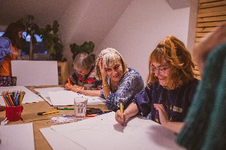 Grupa osób podczas zajęć plastycznych.