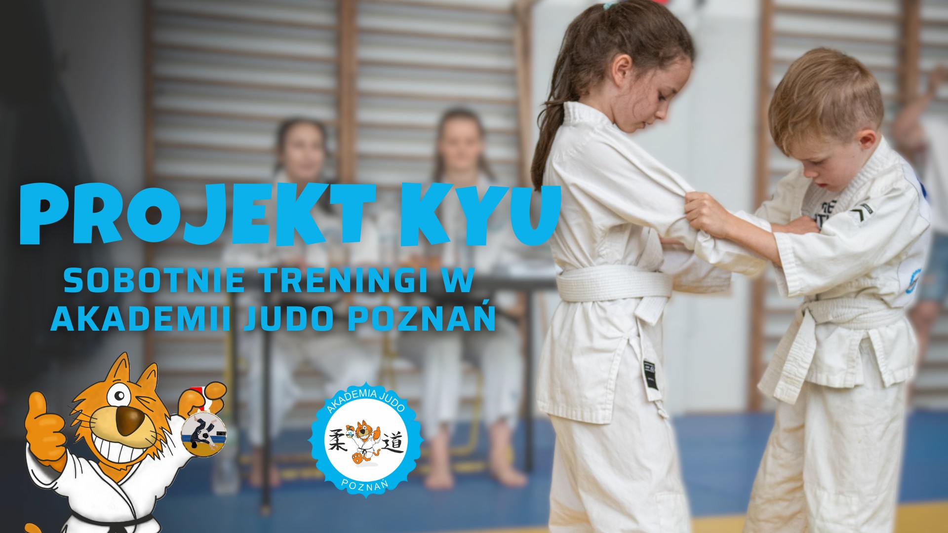 Dwójka dzieci w białych strojach do sztuk walki. Para trenuje chwyty judo. W tle dwie dziewczyny siedzące przy ławce i obserwujące walkę.