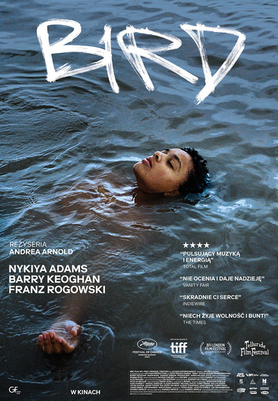 Ciemoskóry chłopiec dryfuje na wodzie.