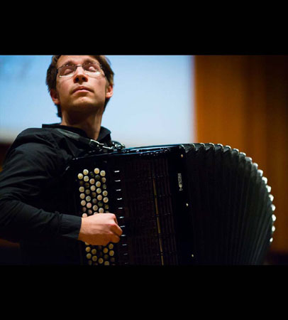 Przemysław Wojciechowski z akordeonem