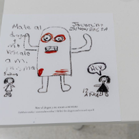 Przypominający dziecięcy rysunek obrazek z wizerunkiem dwóch malych dziewczynek i stworka. Pomiędzy postaciami napisy.