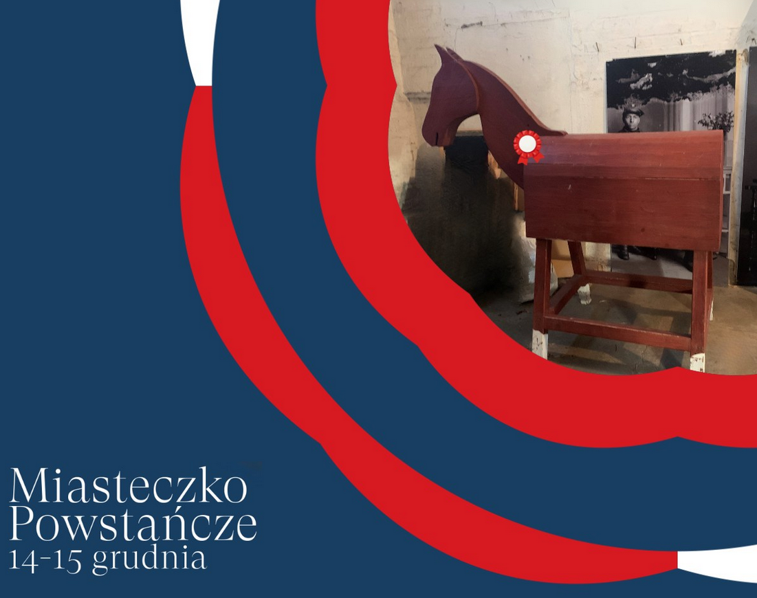 Plakat promujący punkt bohaterów w Miasteczku Powstańczym. W prawym, górnym narożniku zdjęcie drewnianego konia. Granatowe tło obok czerwono-białe wstęgi.