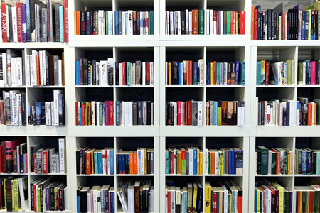 regał z książkami