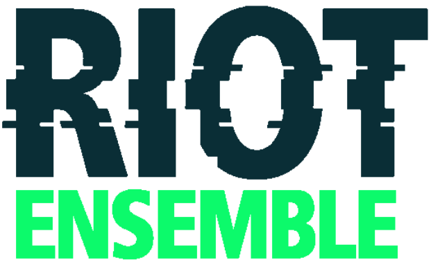 Na górze obrazka widać ciemnozielony napis "Riot" a pod nim jasnozielony "Ensemble".