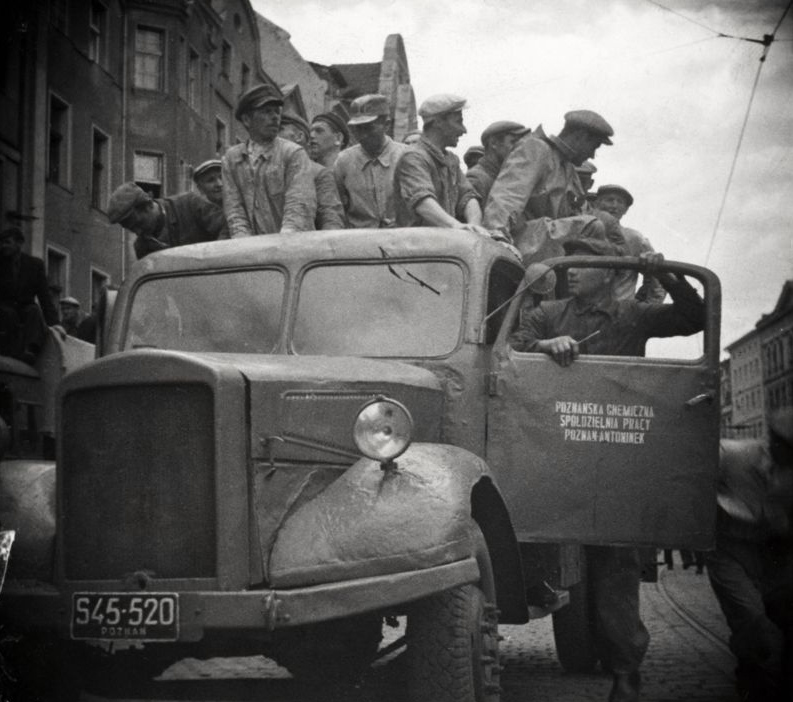 Stara fotografia z ludźmi na samochodzie ciężarowym