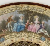 Rysunek fragment wachlarza z dwoma parami w strojach z dawnej epoki.