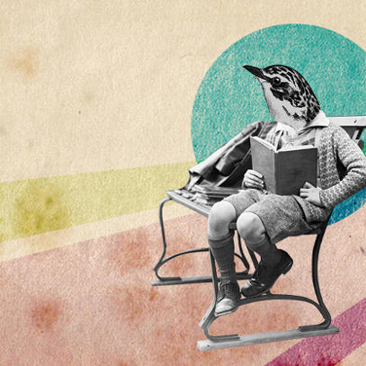 Rysunkowy, utrzymany w pastelowych barwach baner przedstawiający siedzącego na ławce i czytającego książkę ptaka. Ptak ma ciało małego chłopca, ubrany jest w kardigan i krótkie spodenki.