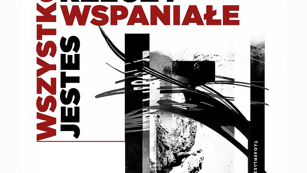 Abstrakcyjny plakat w czerni, bieli i czerwieni z dynamicznymi pociągnięciami, geometrycznymi kształtami i dużym napisem "Wszystko jest wspaniałe".