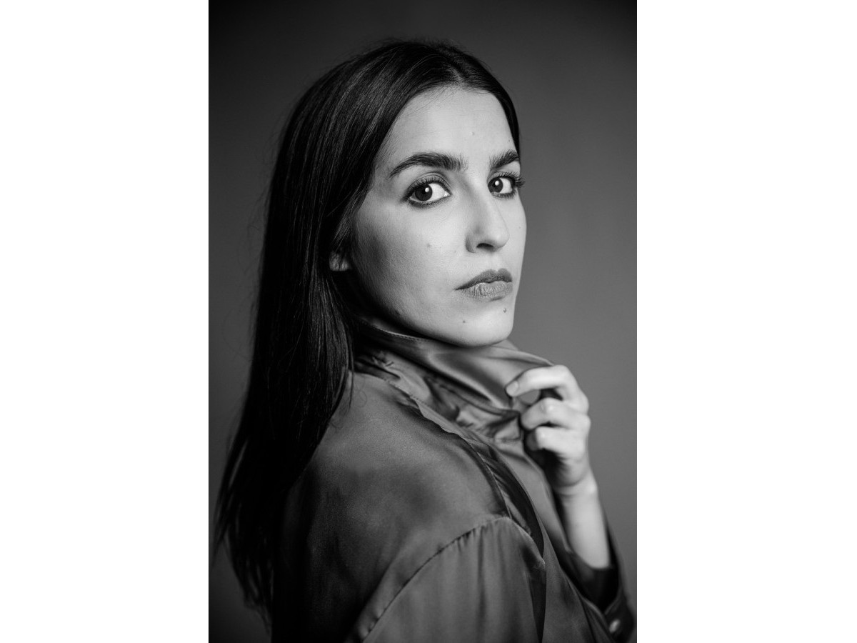 Czarno białe zdjęcie kobiety.