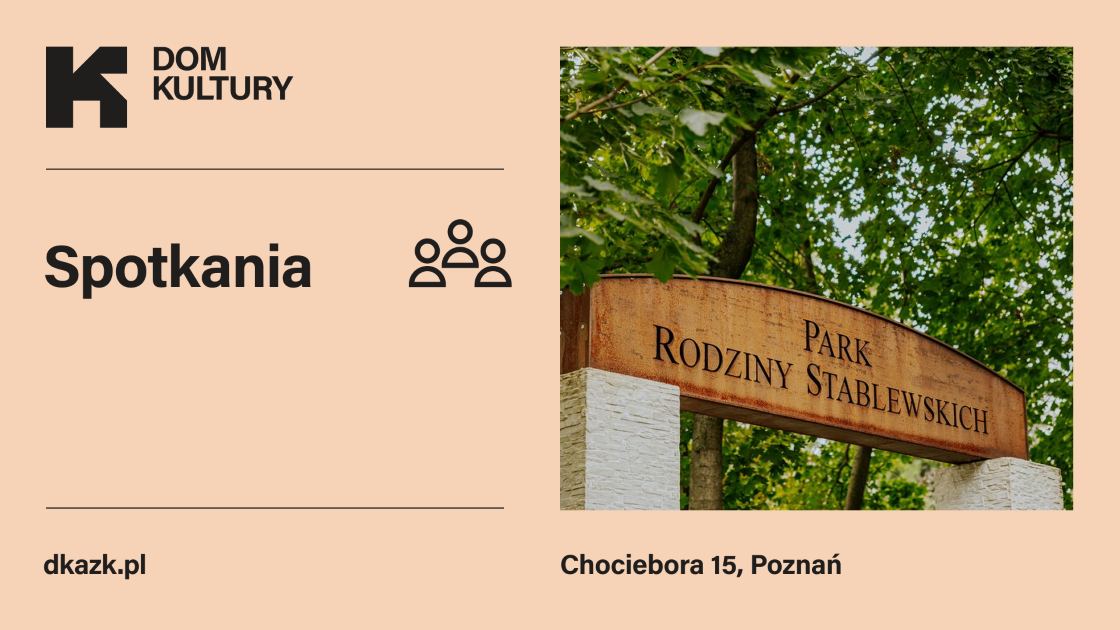 Brzoskwinioe tlo ze zdjęciem bramy Parku Rodziny Stablewskich. W tle zielone drzewa.