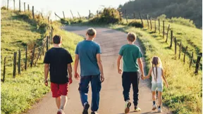 Kadr z filmu "Niech to diabli", cztery osoby, zwrócone do widza plecami idą wiejską drogą.