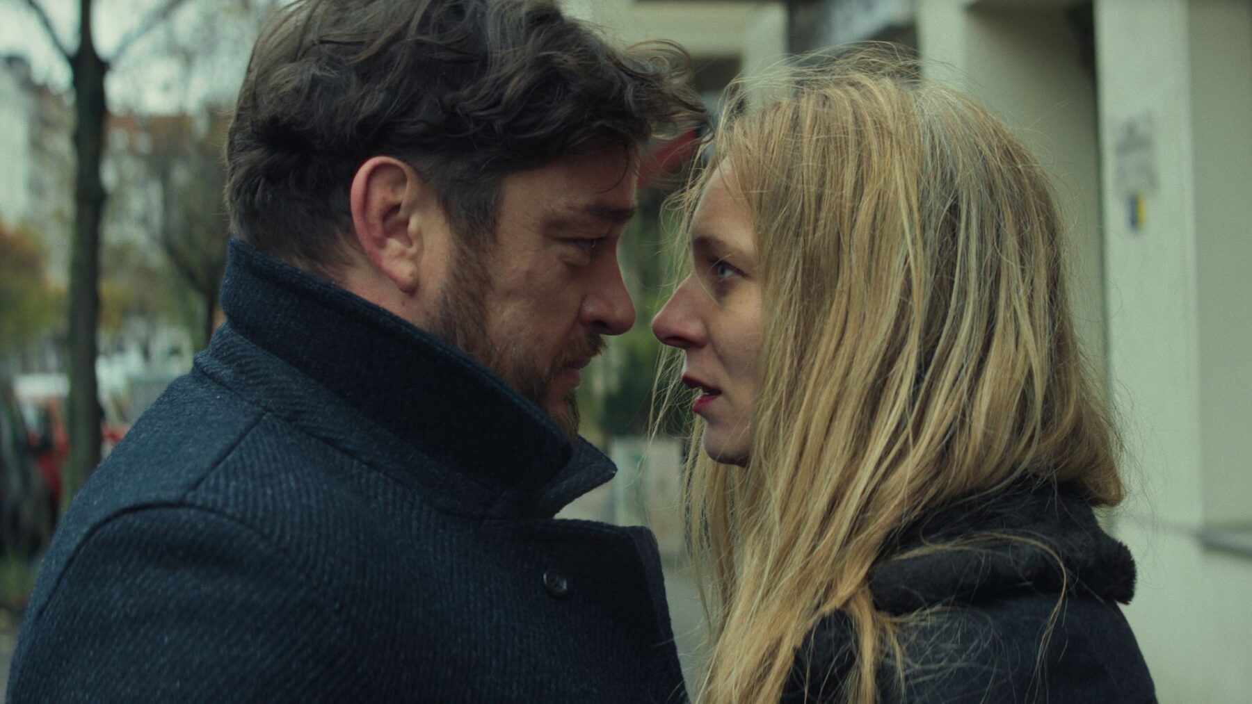 Para osó stoi blisko siebie i spogląda sobie w oczy.