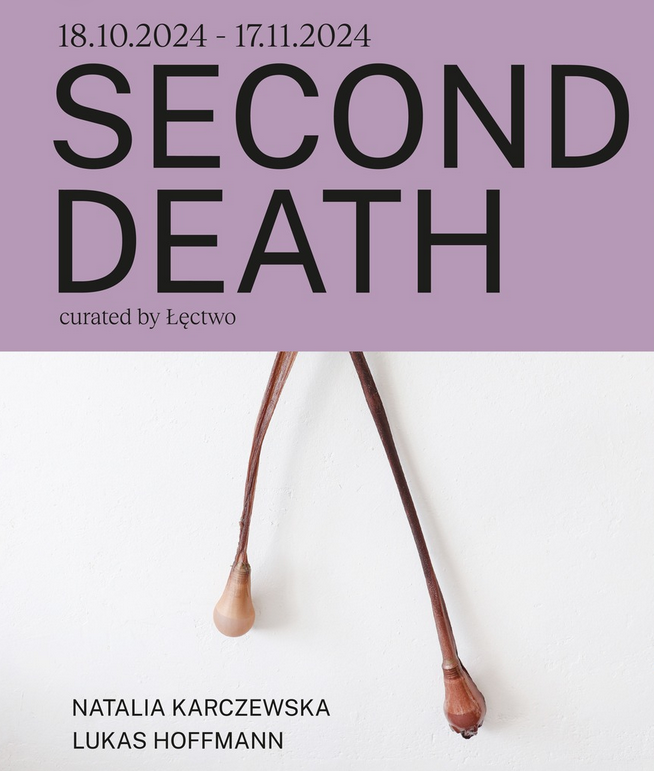 Grafika, podzielona na dwie części, górna fioletowa z napisem Second Death curated by Łęctwo, dolna biała ze zdjęciem wisiorka, podpisem Natalia Karczewska, Lucas Hoffmann.