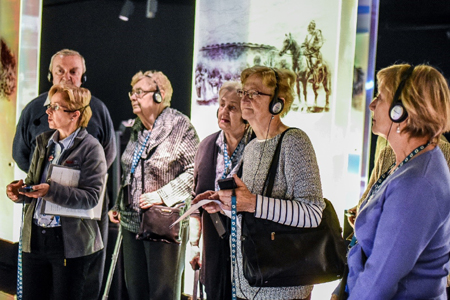 seniorzy zwiedzają Bramę Poznania, fot. Ł. Gdak