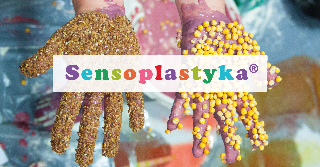 Zdjęcie, ręce dziecka ubrudzone korową plasteliną, pośrodku kolorowy napis sensoplatyka.