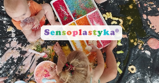 Zdjęcie dzieci siedzących na dywanie, bawiących się kolorowymi plastelinami, na środku kolorowy napis Sensoplastyka.