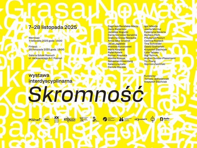 Informacje o wystawie zatytułowanej skromność, w tle białe napisy z nazwiskami na żółtym tle.