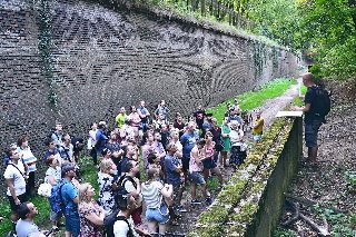 Zdjęcie, grupa ludzi stoi w fortyfikacjach na Cytadeli.