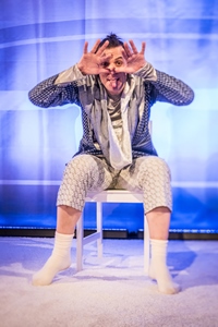 Zdjęcie z przedstawienia - mężczyzna siedzący na krześle