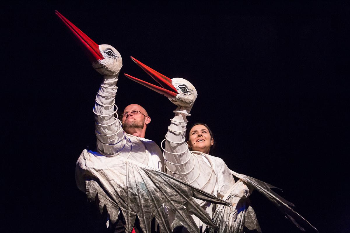 Zdjęcie ze spektaklu - dwóch aktorów w przebraniach białych bocianów.