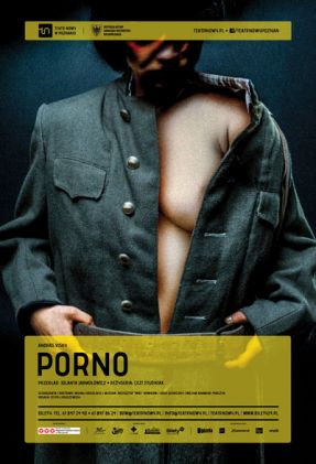 Plakat z informacjami o spektaklu i zdjęciem osoby bez widocznej twarzy, ubranej w rozpiętą ciemną koszulę, spod której widać fragment nagiego ciała.