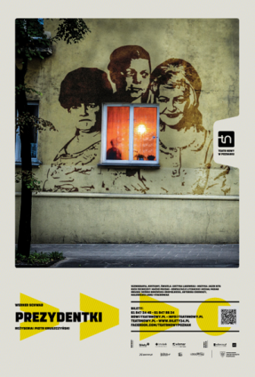 Plakat przedstawienia - mural przedstawiający trzy kobiety, wkomponowany w okno w ścianie domu. U dołu plakatu - informacje na temat spektaklu.