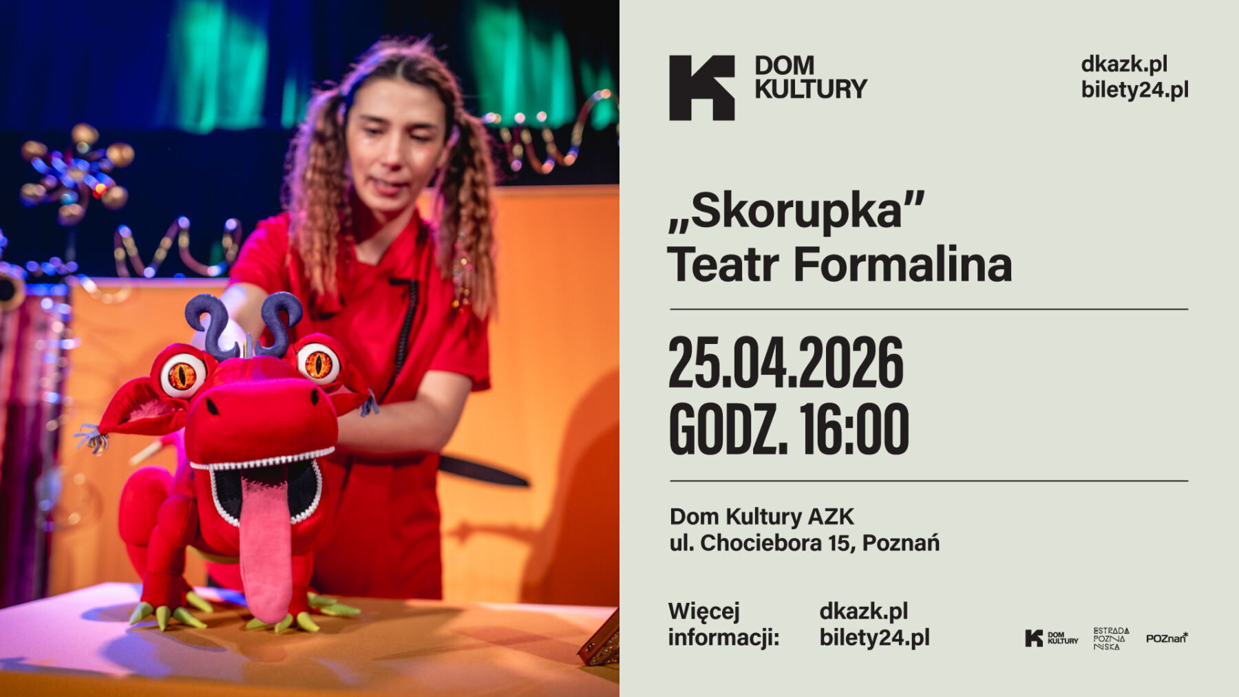 Na zdjęciu uśmiechnięta aktorka w czerwonym stroju, która animuje dużą, czerwoną lalkę smoka z wystającym językiem. Wydarzenie odbędzie się 25 kwietnia 2026 roku o godzinie 16:00 w Domu Kultury AZK w Poznaniu.
