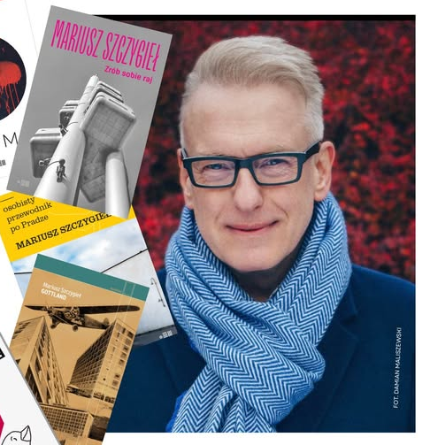 Marisz Szczygieł w otoczeniu książek.