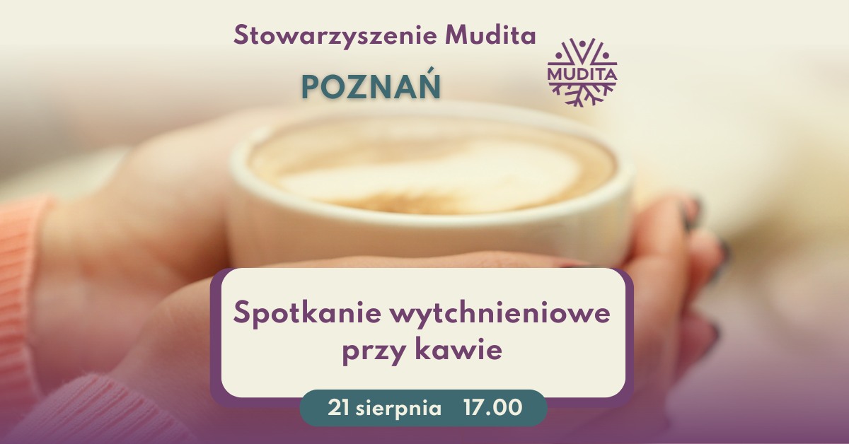 Zbliżenie na dłonie, które trzymają filiżankę kawy w białym kubku.
