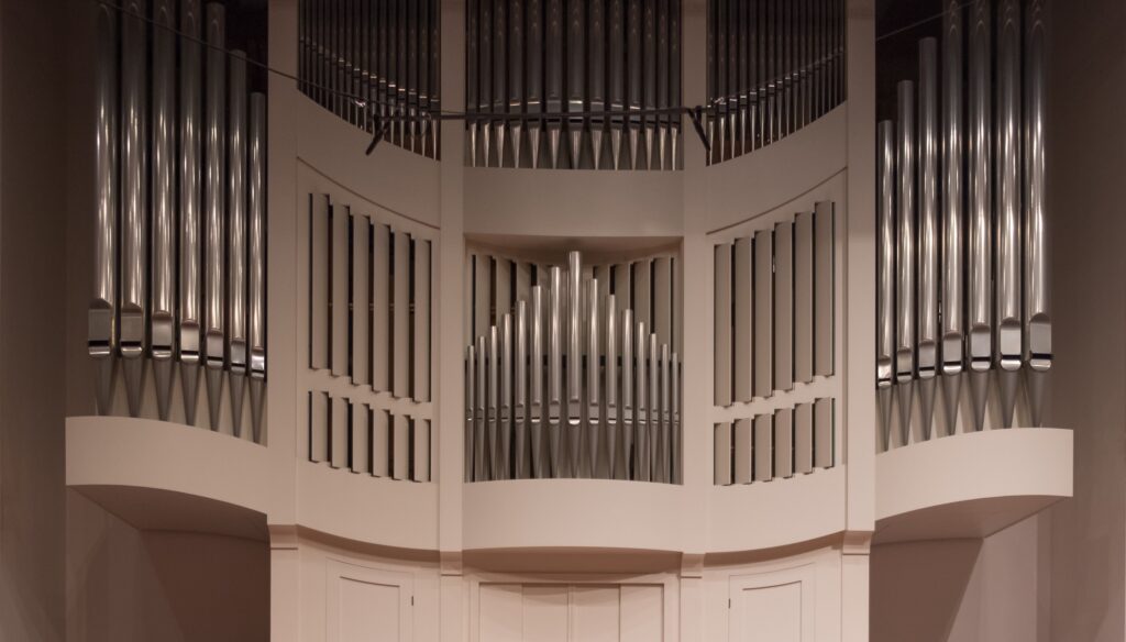 Obrazek przedstawia białe organy.