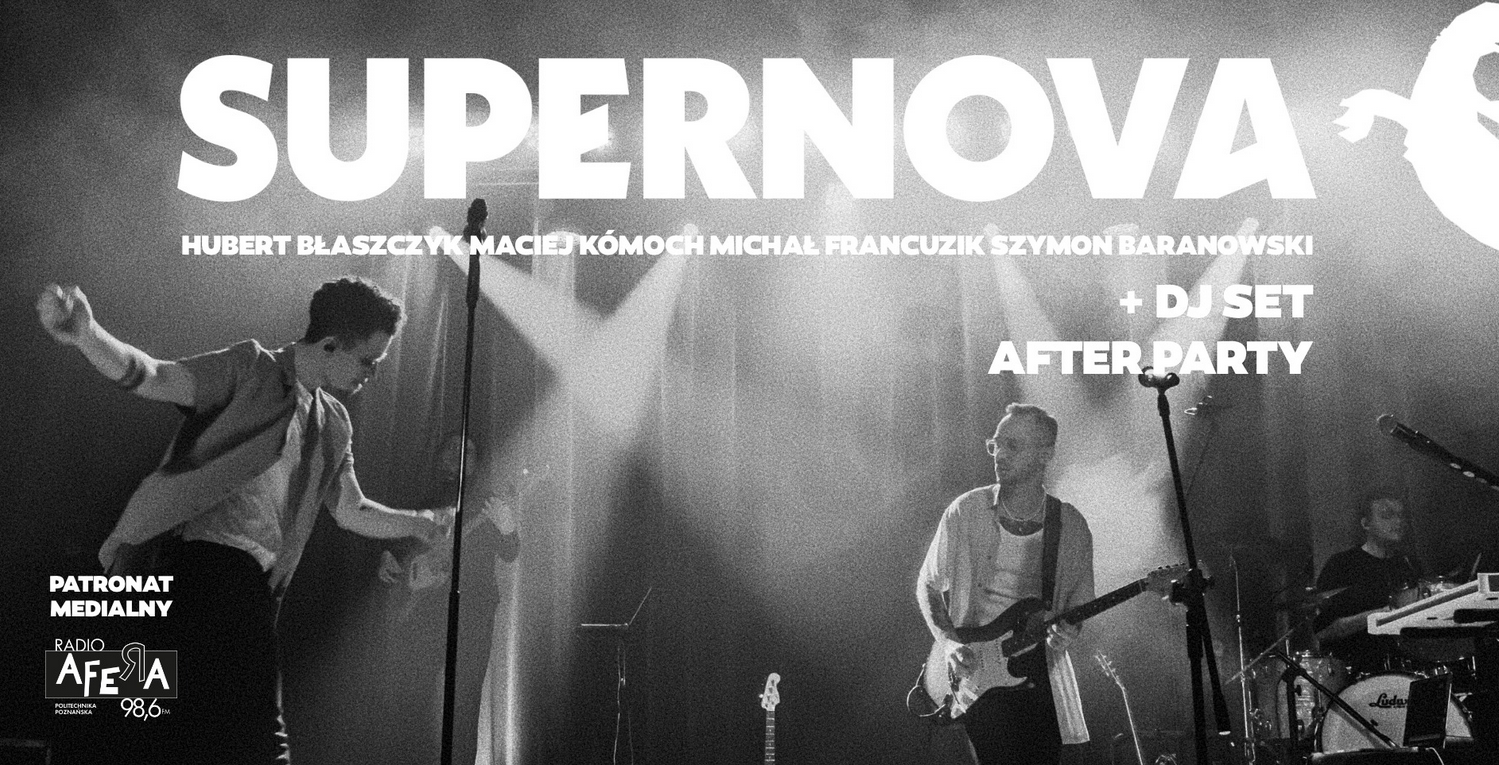 Czarno-białe zdjęcie z koncertu zespołu Supernova. Artyści występują na scenie, grając na instrumentach.