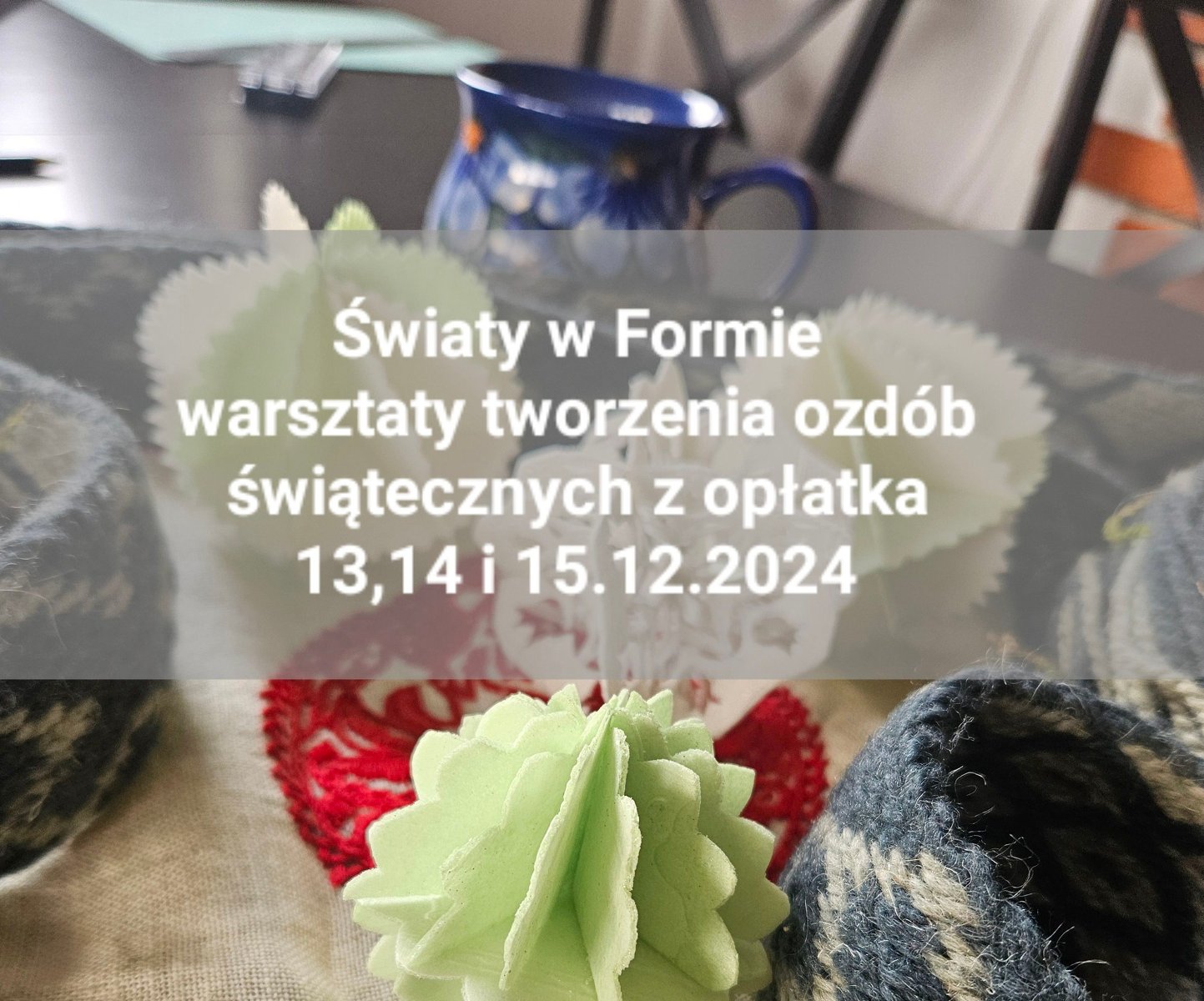Ozdoby świąteczne wykonane z opłatka, na nich napis informujący o wydarzeniu.