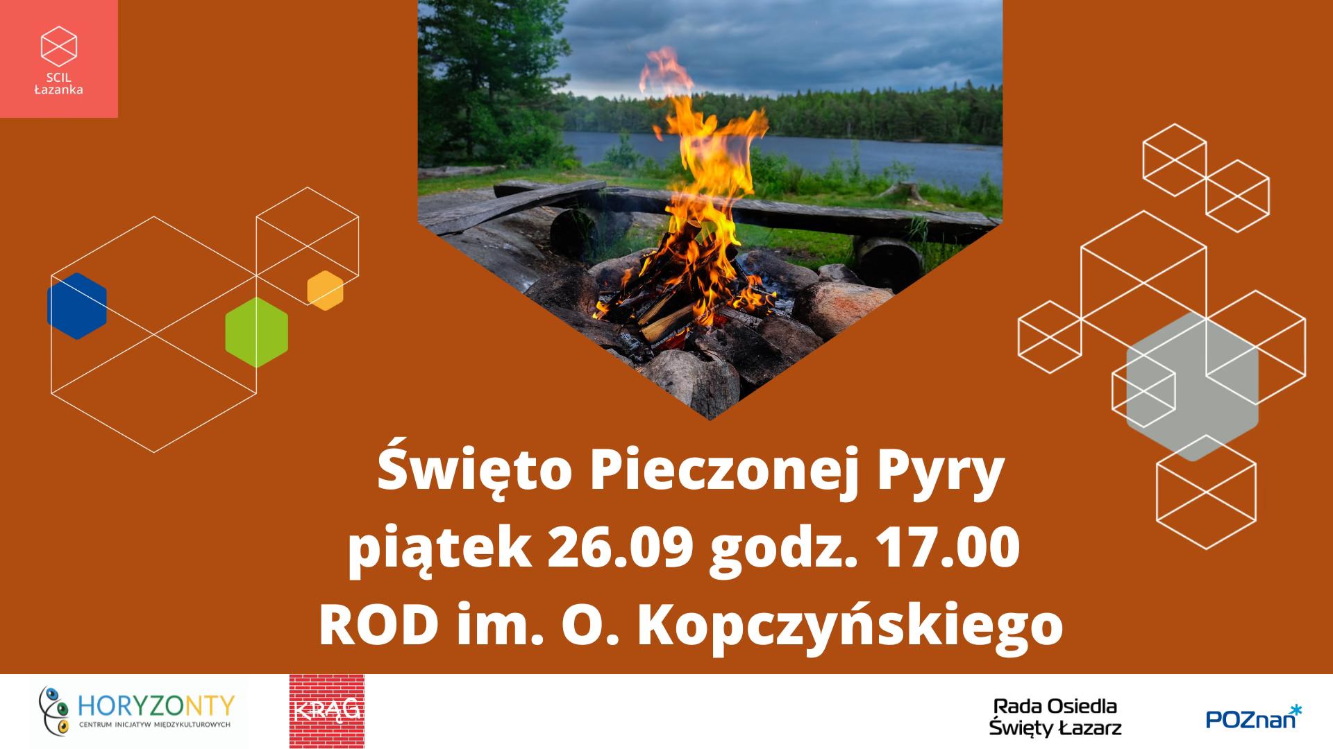 Pomarańczowy plakat z geometrycznymi kształtami. W centrum zdjęcie palącego się ogniska na tle rzeki i lasu. Pod zdjęciem biały napis "Święto Pieczoenj Pyry. Piątek 26.09 godz. 17.00 ROD im. O. Kopczyńskiego"