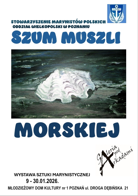 Biały plakat z namalowanym wybrzeżem i białą muszlą. Nad i pod obrazem niebieski napis "Szum Muszli Morskiej".