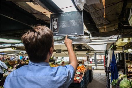 Tabliczki z opisami na targowisku