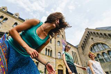 tańcząca dziewczyna