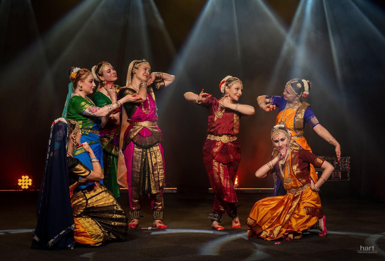 Na scenie tancerki w kolorowyn strojach.