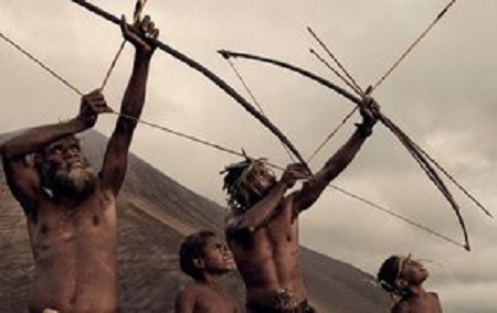 Członkowie plemienia wyposażeni w łuki skierowane ku niebu.