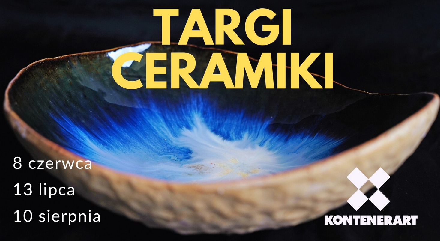 Artystyczna ceramiczna miseczka na czarnym, nad nią napis Targi Ceramiki.